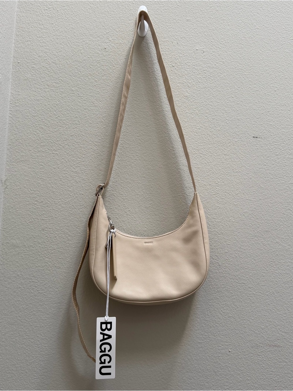 BAGGU - Small Recycled Leather Crescent Bag - Picture 2 of 9